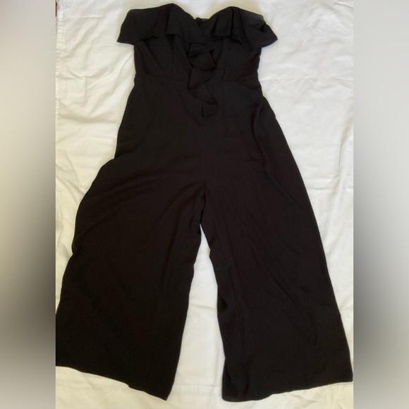 Chelsea28 Black Wide Leg Jumpsuit with Elegant Silhouette - Picture 4 of 7